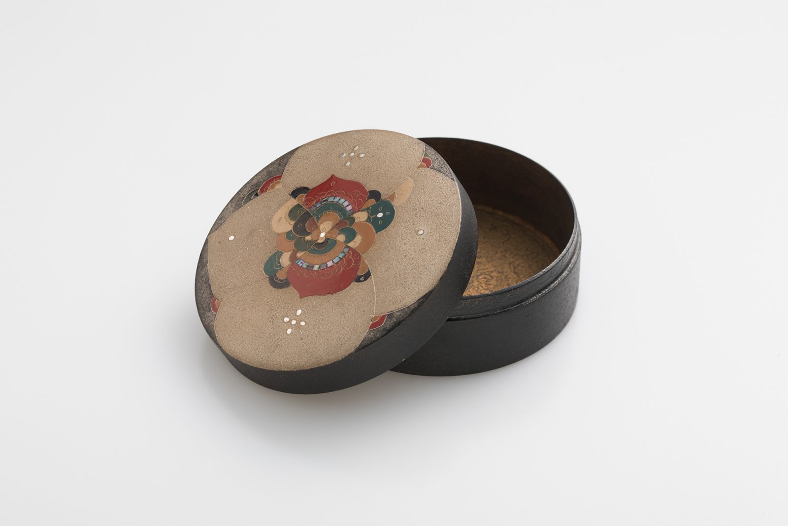 《古金胎色漆文香盒》2016年 《古金胎色漆文香盒》2016年